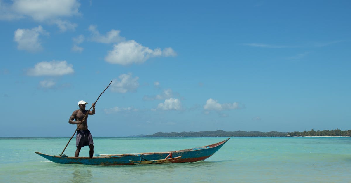 Discover Madagascar, a unique island of the Indian Ocean famous for its exceptional biodiversity, its heavenly beaches, its national parks and its authentic culture. Go on an adventure at the heart of a preserved nature and explore unforgettable landscapes.